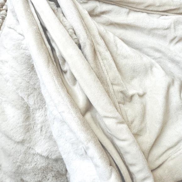 New Pottery Barn Set Ruched Faux Fur Throw & Pillow Cover in Ivory Color - Picture 7 of 16